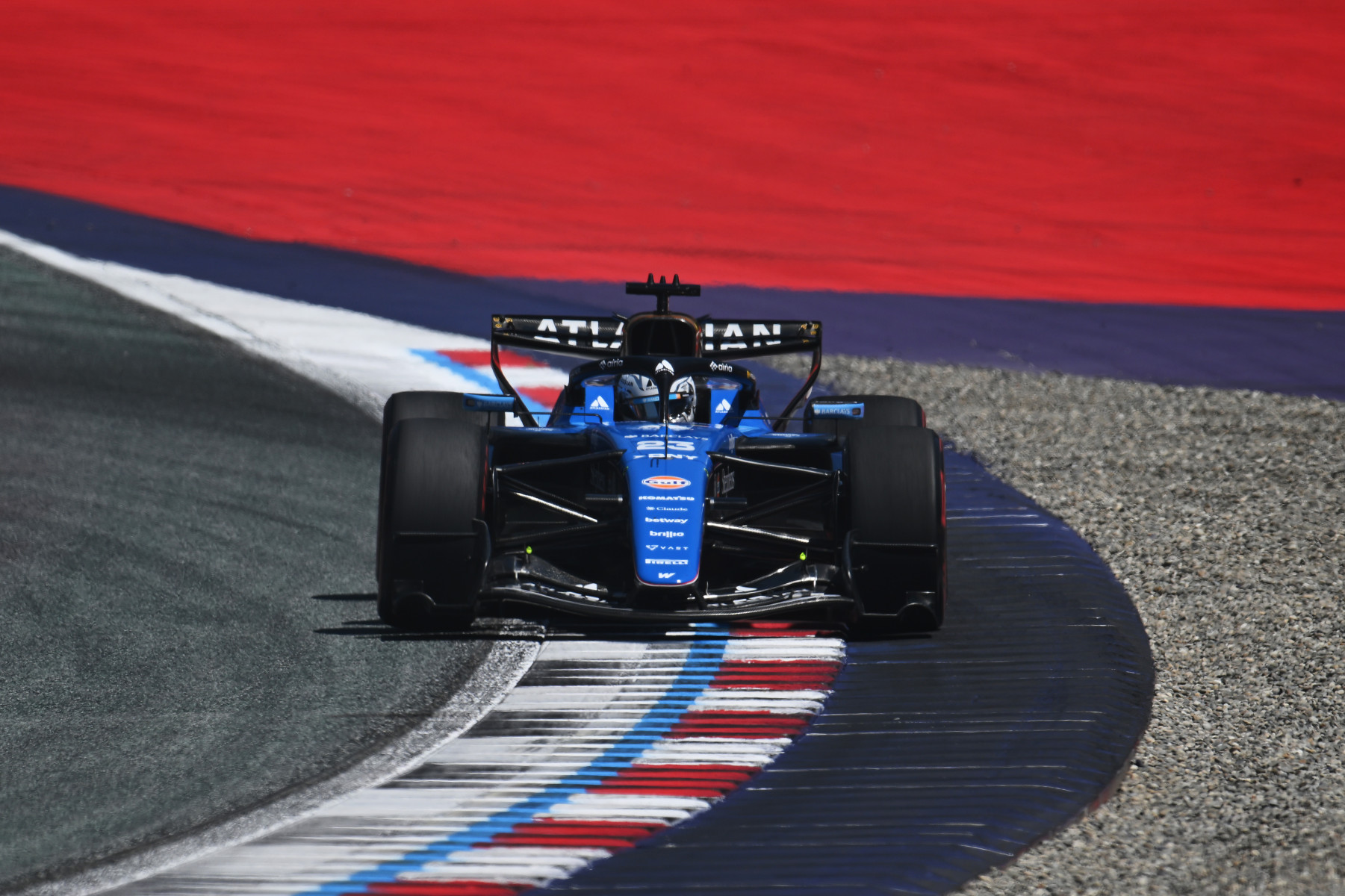 Alex Albon renova seu contrato com a Williams